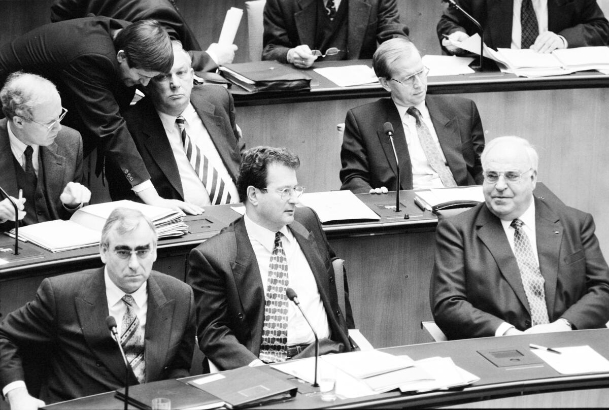 Plenardebatte zur Deutsch-Tschechische Erklärung über die gegenseitigen Beziehungen und deren künftige Entwicklung am 30.01.1997 im Wasserwerk in Bonn.; Bundeskanzler Helmut Kohl, CDU/CSU mit Bundesminister des Auswärtigen Klaus Kinkel, FDP, MdB und Bundesminister für Finanzen Theo Waigel, CDU/CSU, MdB auf der Regierungsbank. Kohl, Helmut; Kinkel, Klaus; Waigel, Theo Plenardebatte zur Deutsch-Tschechische Erklärung über die gegenseitigen Beziehungen und deren künftige Entwicklung am 30.01.1997 im Wasserwerk in Bonn.; Bundeskanzler Helmut Kohl, CDU/CSU mit Bundesminister des Auswärtigen Klaus Kinkel, FDP, MdB und Bundesminister für Finanzen Theo Waigel, CDU/CSU, MdB auf der Regierungsbank.