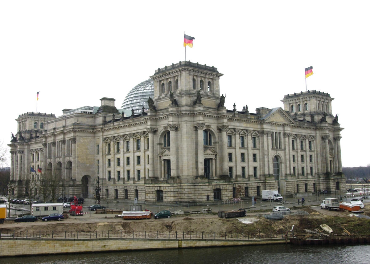 Aufnahme des Recihstagsgebäudes, aufgenommen von der Spreeseite des Marie-Elisabeth-Lüders-Haus.; Reichstag, Außenaufnahme, Außenansicht, Ostportal, Nordportal, Ostseite, Nordseite, Aufnahme des Recihstagsgebäudes, aufgenommen von der Spreeseite des Marie-Elisabeth-Lüders-Haus.; Reichstag, Außenaufnahme, Außenansicht, Ostportal, Nordportal, Ostseite, Nordseite,