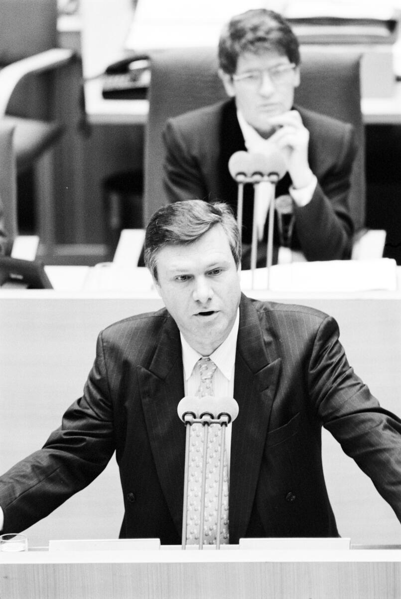 Plenardebatte zur Deutsch-Tschechische Erklärung über die gegenseitigen Beziehungen und deren künftige Entwicklung am 30.01.1997 im Wasserwerk in Bonn.; Wolfgang Gerhardt, FDP, MdB am Rednerpult. Im Hintergrund Bundestagspräsidentin Rita Süssmuth, CDU/CSU.; Tschechische Republik, Aussöhnung, Bundestagsabgeordneter, Abgeordneter Gerhardt, Wolfgang Plenardebatte zur Deutsch-Tschechische Erklärung über die gegenseitigen Beziehungen und deren künftige Entwicklung am 30.01.1997 im Wasserwerk in Bonn.; Wolfgang Gerhardt, FDP, MdB am Rednerpult. Im Hintergrund Bundestagspräsidentin Rita Süssmuth, CDU/CSU.; Tschechische Republik, Aussöhnung, Bundestagsabgeordneter, Abgeordneter
