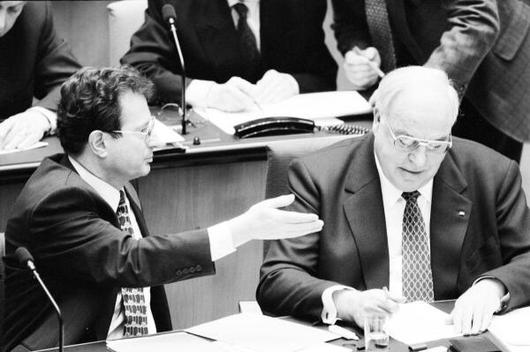 Kohl, Helmut; Kinkel, Klaus Liegenschaften in Bonn, Plenargebäude