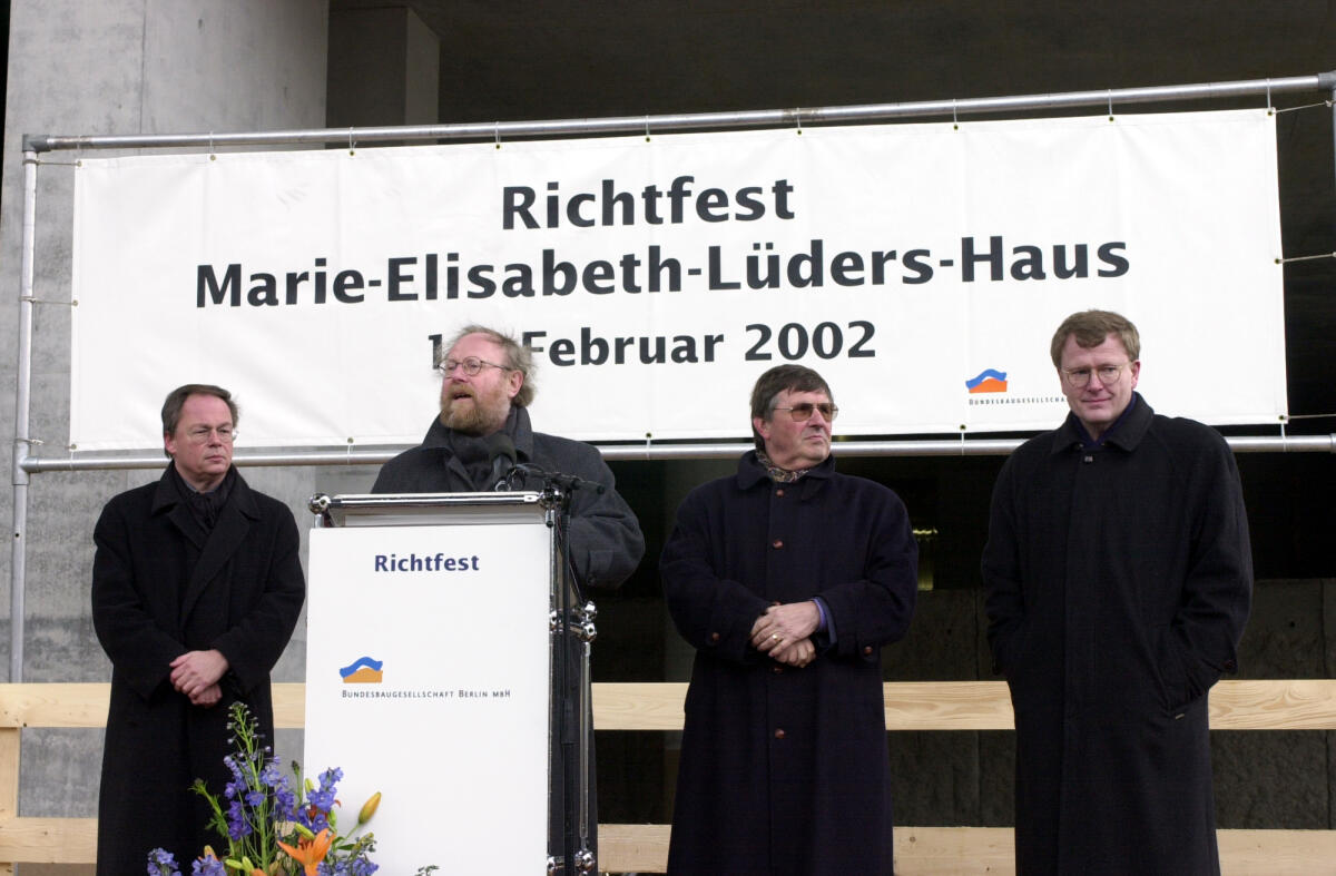 Bundestagspräsident Wolfgang Thierse, SPD, (2.v.l.), Rede, Richtfest Marie-Elisabeth-Lüders-Haus.; Besichtigung, Ansicht, Rohbau Thierse, Wolfgang Bundestagspräsident Wolfgang Thierse, SPD, (2.v.l.), Rede, Richtfest Marie-Elisabeth-Lüders-Haus.; Besichtigung, Ansicht, Rohbau