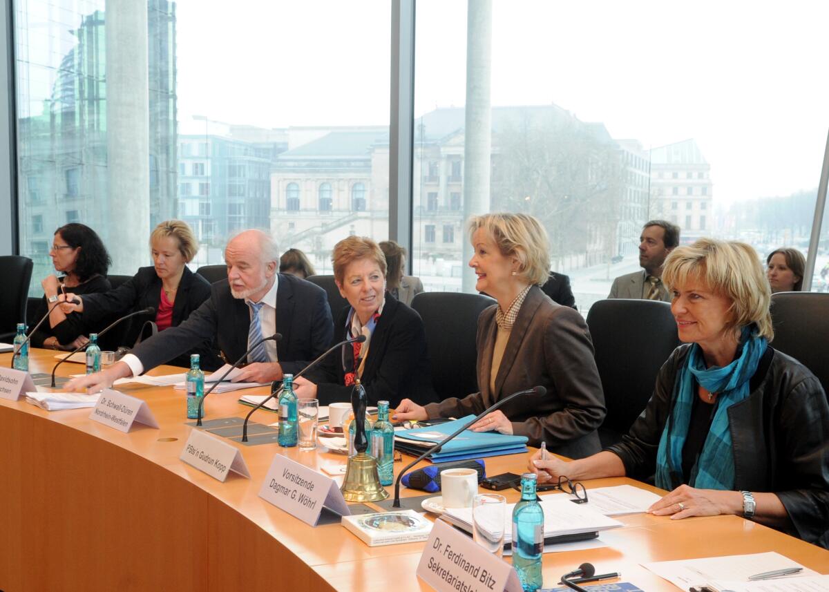 Wöhrl, Dagmar G.; Schwall-Düren, Angelica; Windey, Gerda; Ewert-May, Nicole; Davidsohn, Heinz; Kopp, Gudrun Der Ausschuss des Deutschen Bundestages für wirtschaftliche Zusammenarbeit und Entwicklung hat mit Beteiligung von Gästen eine Ausschusssitzung zum Thema "Entwicklungszusammenarbeit der Bundesländer". Die Gäste sind v.li: Gerda Windey, Abtl.leiterin "Europapolitik, Intenationale Angelegenheiten, Protokolle" (Baden-Württemberg), Nicole Ewert-May, Leiterin Referat "Internationale und interregionale Zusammenarbeit, Entwicklungspolitik" (Niedersachsen), Heinz Davidsohn, Abteilungsleiter  Referat "Europa und Internationales" (Niedersachsen), Dr. Angelica Schwall-Düren, Ministerin für Bundesangelegenheiten, Europa und Medien, (Nordrhein-Westfalen), Gudrun Kopp, FDP, Psts. Die Sitzung wird von der Ausschussvorsitzenden Dagmar Wöhrl, (re), CDU/CSU, geleitet.