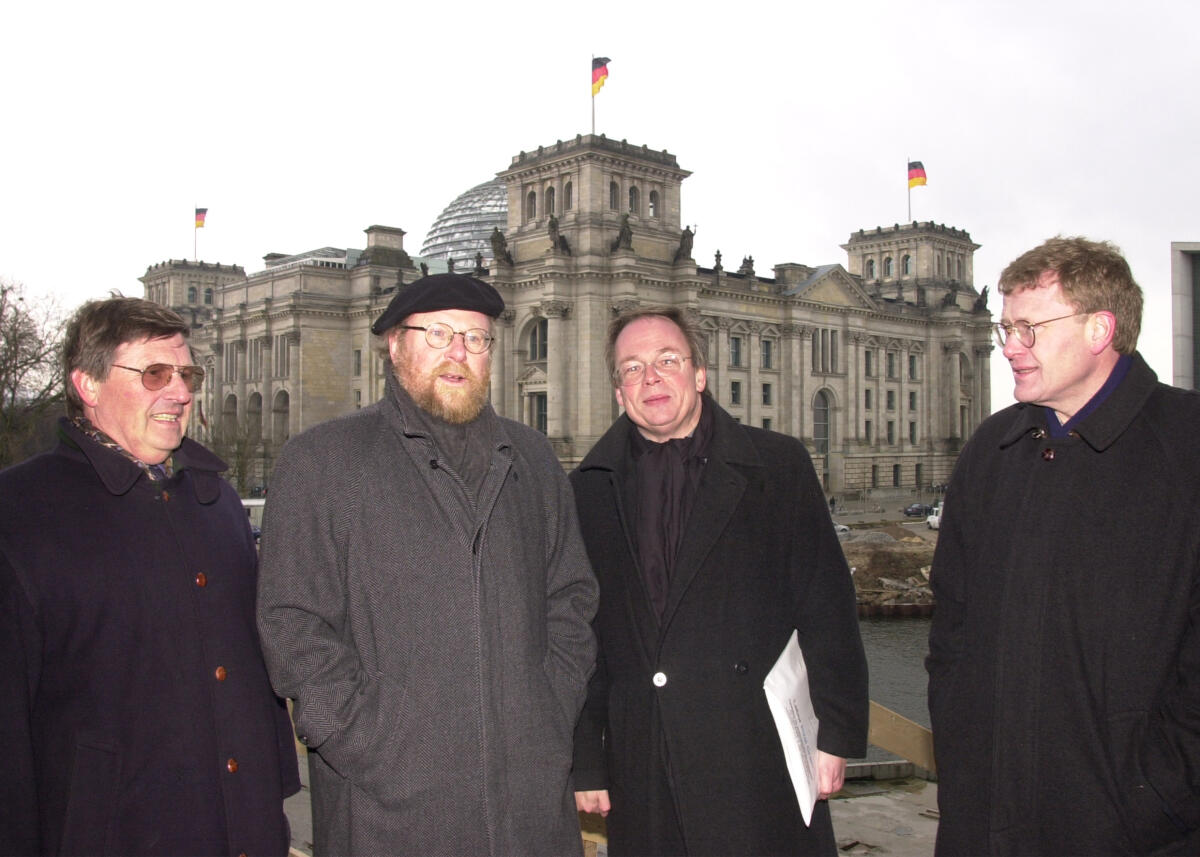 Richtfest Marie-Elisabeth-Lüders-Haus, Bundestagspräsident Wolfgang Thierse, SPD, 2.v.l.; Rohbau, Ansicht, Besichtigung Thierse, Wolfgang Richtfest Marie-Elisabeth-Lüders-Haus, Bundestagspräsident Wolfgang Thierse, SPD, 2.v.l.; Rohbau, Ansicht, Besichtigung