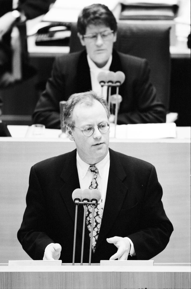 Scharping, Rudolf; Süssmuth, Rita Plenardebatte zur Deutsch-Tschechische Erklärung über die gegenseitigen Beziehungen und deren künftige Entwicklung am 30.01.1997 im Wasserwerk in Bonn.; Rudolf Scharping, SPD, MdB am Rednerpult. Im Hintergrund Bundestagspräsidentin Rita Süssmuth, CDU/CSU.; Tschechische Republik, Aussöhnung, Bundestagsabgeordneter, Abgeordneter