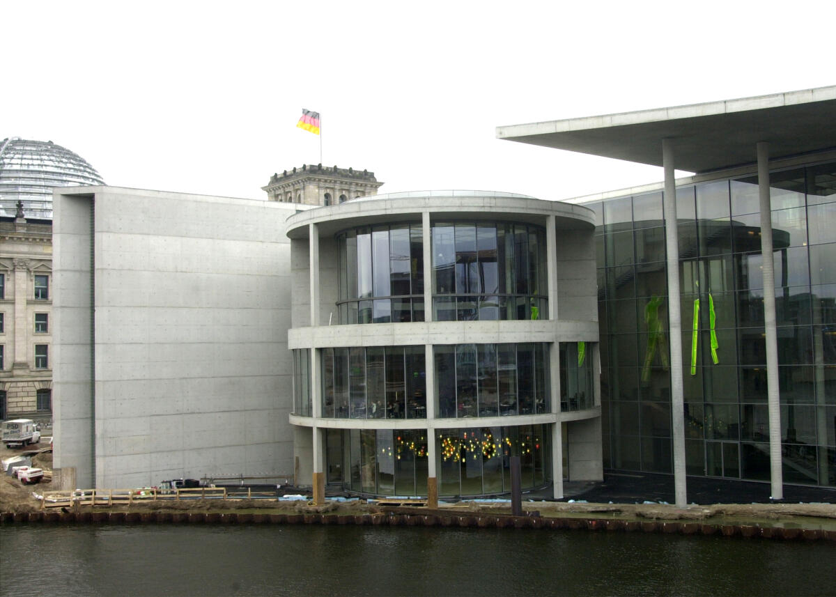 Paul-Löbe-Haus, Außenansicht, aufgenommen von der Spreeseite des Marie-Elisabeth-Lüders-Haus. Thierse, Wolfgang Paul-Löbe-Haus, Außenansicht, aufgenommen von der Spreeseite des Marie-Elisabeth-Lüders-Haus.
