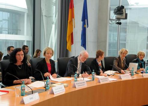 Wöhrl, Dagmar G.; Schwall-Düren, Angelica; Windey, Gerda; Ewert-May, Nicole; Davidsohn, Heinz; Kopp, Gudrun Marie-Elisabeth-Lüders-Haus, Anhörungssaal