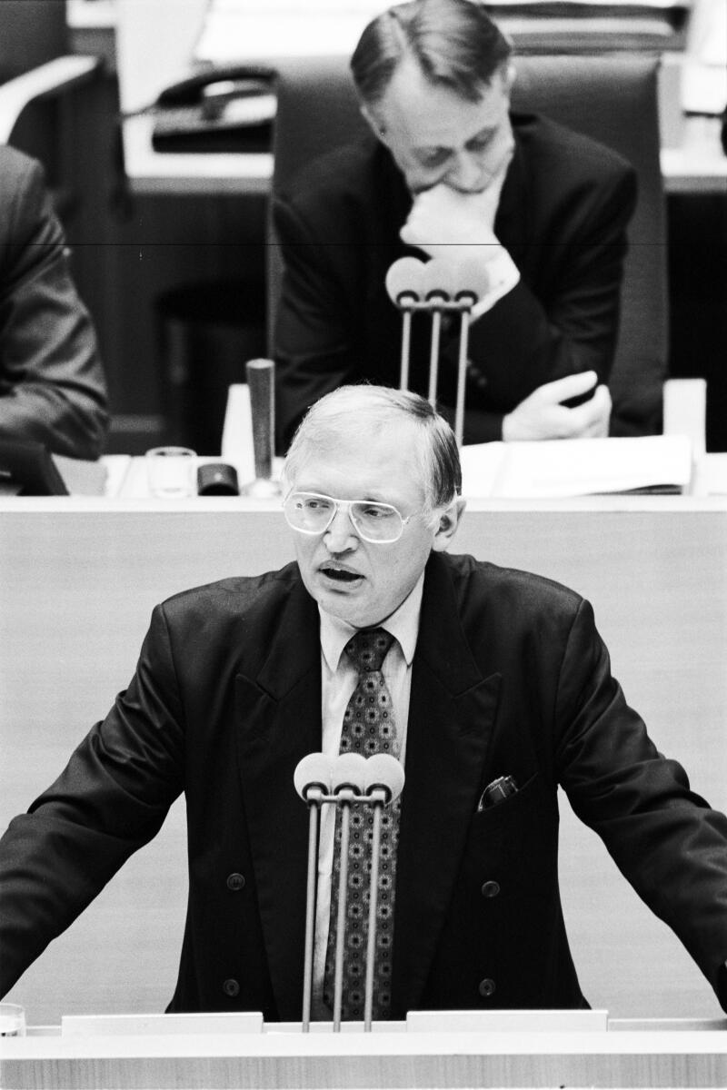 Plenardebatte zur Deutsch-Tschechische Erklärung über die gegenseitigen Beziehungen und deren künftige Entwicklung am 30.01.1997 im Wasserwerk in Bonn.; Günter Verheugen, SPD, MdB am Rednerpult. Im Hintergrund Bundestagsvizepräsident Hans-Ulrich Klose SPD, MdB; Tschechische Republik, Aussöhnung, Bundestagsabgeordneter, Abgeordneter Verheugen, Günter; Klose, Hans-Ulrich Plenardebatte zur Deutsch-Tschechische Erklärung über die gegenseitigen Beziehungen und deren künftige Entwicklung am 30.01.1997 im Wasserwerk in Bonn.; Günter Verheugen, SPD, MdB am Rednerpult. Im Hintergrund Bundestagsvizepräsident Hans-Ulrich Klose SPD, MdB; Tschechische Republik, Aussöhnung, Bundestagsabgeordneter, Abgeordneter