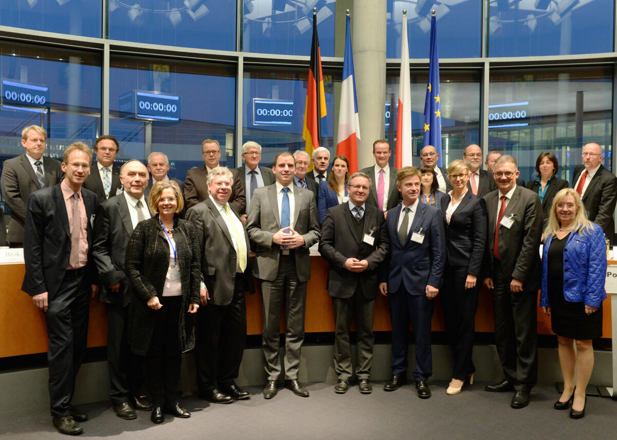 Die EU-Ausschüsse des Deutschen Bundestages, der französischen Assemblée nationale sowie des polnischen Senats und Sejm kommen zu einem gemeinsamen Treffen zusammen. Das sogenannte "Weimarer Dreieck" wird vom Vorsitzenden des Ausschusses des Deutschen Bundestages für die Angelegenheiten der Europäischen Union, Gunther Krichbaum, (hintere Reihe, 7.v.re), CDU/CSU, geleitet.; Gruppenfoto, Fahne, Fahnen. Krichbaum, Gunther Die EU-Ausschüsse des Deutschen Bundestages, der französischen Assemblée nationale sowie des polnischen Senats und Sejm kommen zu einem gemeinsamen Treffen zusammen. Das sogenannte "Weimarer Dreieck" wird vom Vorsitzenden des Ausschusses des Deutschen Bundestages für die Angelegenheiten der Europäischen Union, Gunther Krichbaum, (hintere Reihe, 7.v.re), CDU/CSU, geleitet.; Gruppenfoto, Fahne, Fahnen.