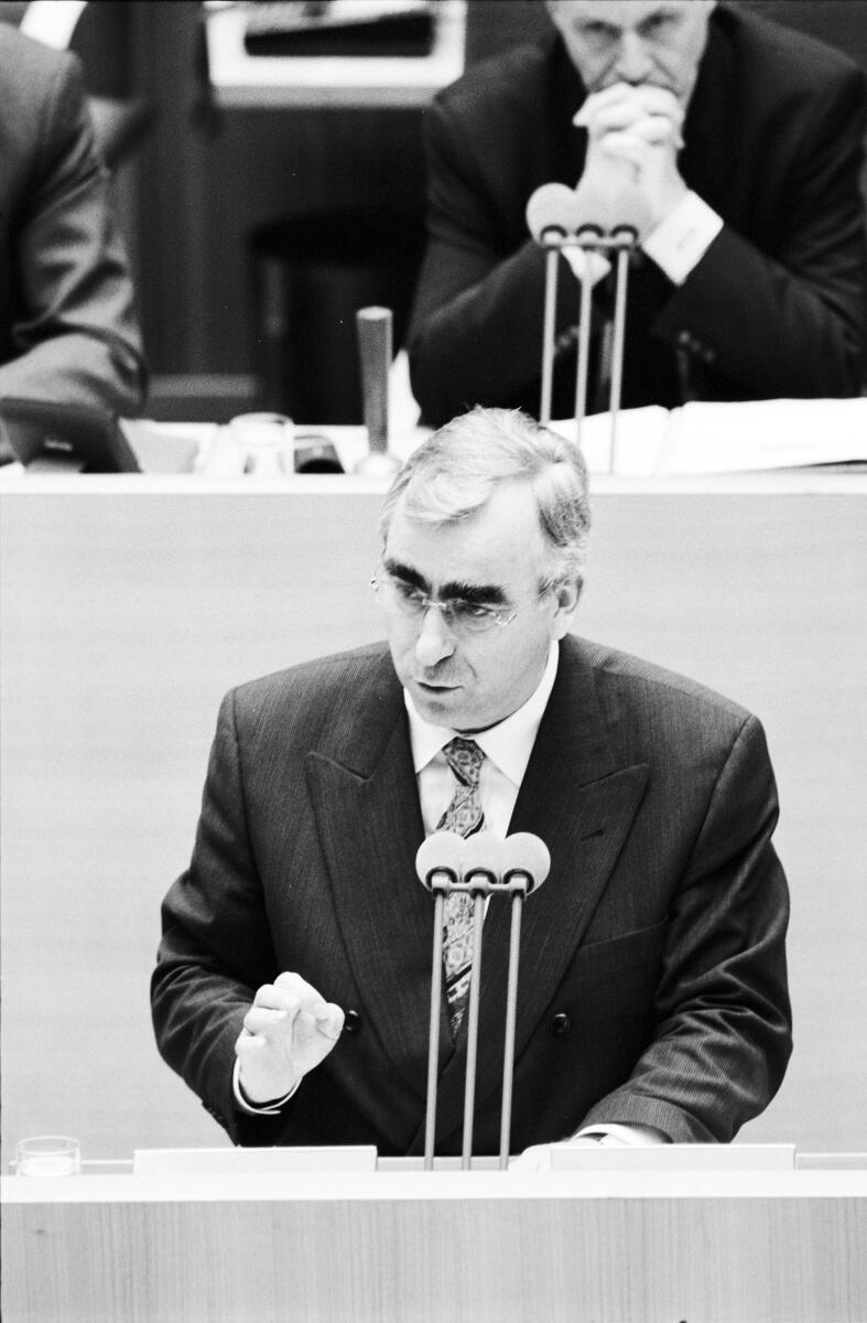 Plenardebatte zur Deutsch-Tschechische Erklärung über die gegenseitigen Beziehungen und deren künftige Entwicklung am 30.01.1997 im Wasserwerk in Bonn.; Bundesminister Theo Waigel, CDU/CSU, MdB am Rednerpult. Im Hintergrund Bundestagsvizepräsident Hans-Ulrich Klose, SPD.; Tschechische Republik, Aussöhnung, Bundestagsabgeordneter, Abgeordneter Waigel, Theo; Klose, Hans-Ulrich Plenardebatte zur Deutsch-Tschechische Erklärung über die gegenseitigen Beziehungen und deren künftige Entwicklung am 30.01.1997 im Wasserwerk in Bonn.; Bundesminister Theo Waigel, CDU/CSU, MdB am Rednerpult. Im Hintergrund Bundestagsvizepräsident Hans-Ulrich Klose, SPD.; Tschechische Republik, Aussöhnung, Bundestagsabgeordneter, Abgeordneter