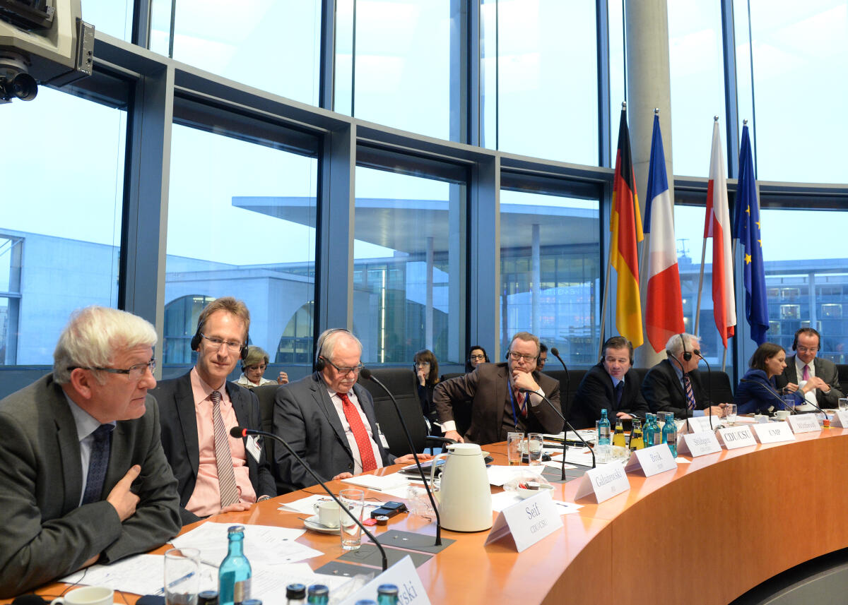 Krichbaum, Gunther Die EU-Ausschüsse des Deutschen Bundestages, der französischen Assemblée nationale sowie des polnischen Senats und Sejm kommen zu einem gemeinsamen Treffen zusammen. Das sogenannte "Weimarer Dreieck" wird vom Vorsitzenden des Ausschusses des Deutschen Bundestages für die Angelegenheiten der Europäischen Union, Gunther Krichbaum, (re), CDU/CSU, geleitet.; Übersicht, Fahne, Fahnen.