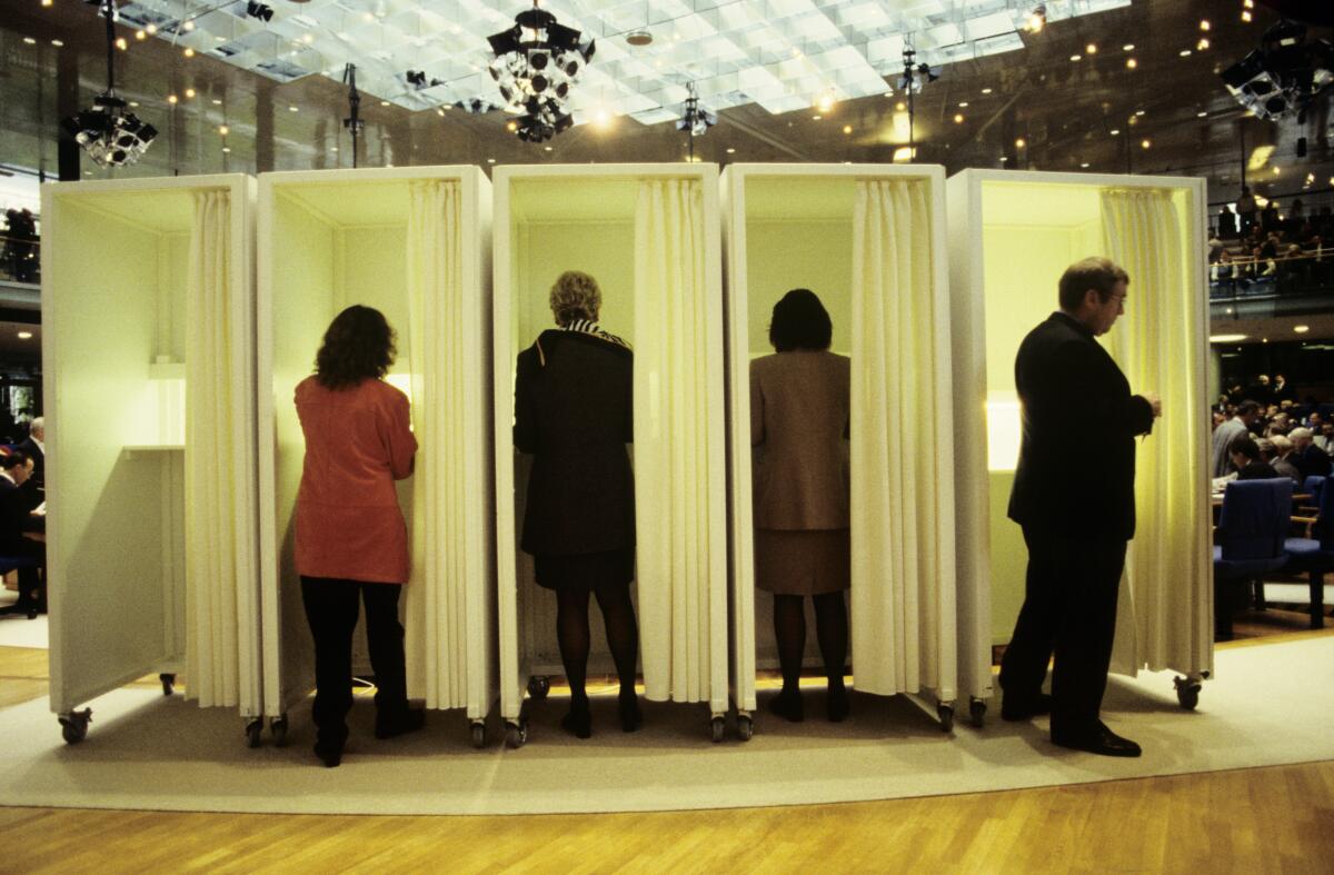 Die Konstituierende Sitzung der 14. Wahlperiode findet im neuen Bonner Plenarsaal statt.; Die Abgeordneten werden in alphabetischer Reihenfolge von den Schriftführern aufgerufen, um sich nach Entgegennahme der Stimmkarte an den Ausgabetischen in die Wahlkabinen zu begeben.; Bundestagsabgeordnete, Abgeordnete, Wahl, wählen, Abstimmung, abstimmen, Stimmzettel, Wahlkabine, Wahlurne, geheim Die Konstituierende Sitzung der 14. Wahlperiode findet im neuen Bonner Plenarsaal statt.; Die Abgeordneten werden in alphabetischer Reihenfolge von den Schriftführern aufgerufen, um sich nach Entgegennahme der Stimmkarte an den Ausgabetischen in die Wahlkabinen zu begeben.; Bundestagsabgeordnete, Abgeordnete, Wahl, wählen, Abstimmung, abstimmen, Stimmzettel, Wahlkabine, Wahlurne, geheim