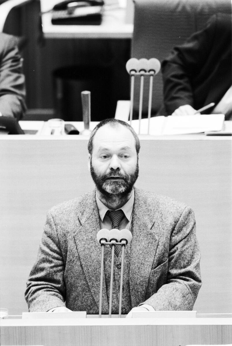 Meckel, Johannes-Markus Plenardebatte zur Deutsch-Tschechische Erklärung über die gegenseitigen Beziehungen und deren künftige Entwicklung am 30.01.1997 im Wasserwerk in Bonn.; Markus Meckel, SPD, MdB am Rednerpult.; Tschechische Republik, Aussöhnung, Bundestagsabgeordneter, Abgeordneter