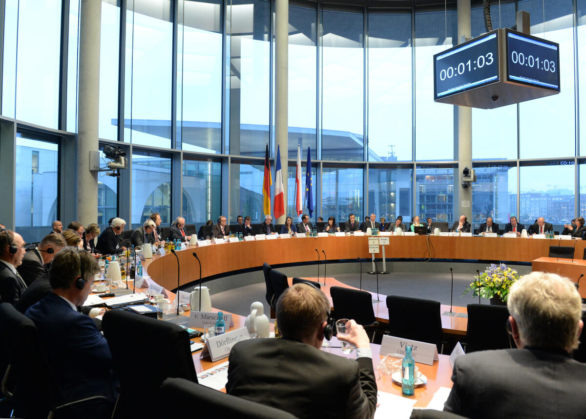  Die EU-Ausschüsse des Deutschen Bundestages, der französischen Assemblée nationale sowie des polnischen Senats und Sejm kommen zu einem gemeinsamen Treffen zusammen. Das sogenannte "Weimarer Dreieck" wird vom Vorsitzenden des Ausschusses des Deutschen Bundestages für die Angelegenheiten der Europäischen Union, Gunther Krichbaum, CDU/CSU, geleitet.; Übersicht.