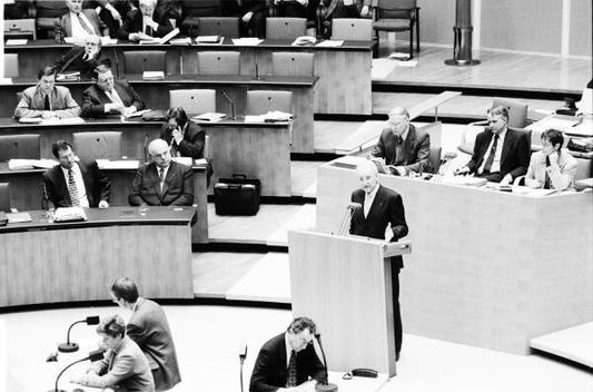 Stoiber, Edmund; Klose, Hans-Ulrich; Kohl, Helmut; Kinkel, Klaus Liegenschaften in Bonn, Plenargebäude