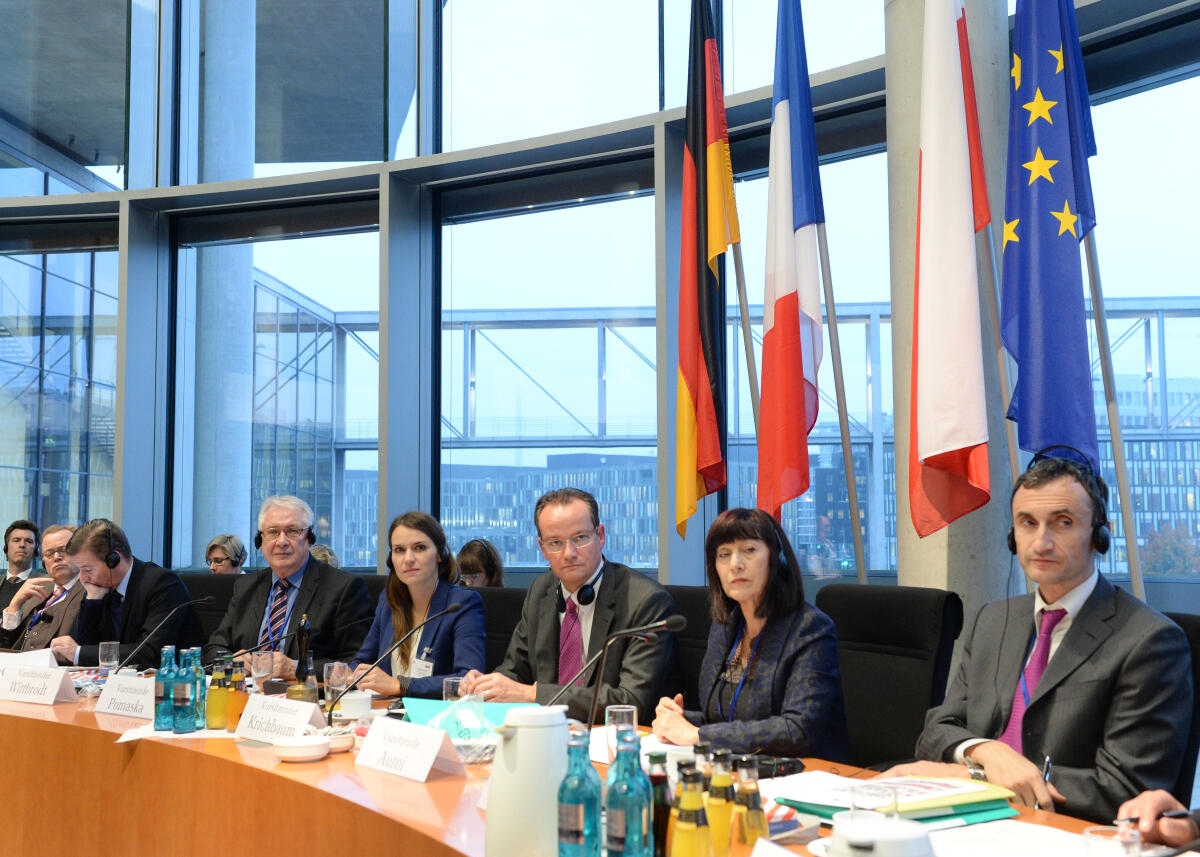 Krichbaum, Gunther Die EU-Ausschüsse des Deutschen Bundestages, der französischen Assemblée nationale sowie des polnischen Senats und Sejm kommen zu einem gemeinsamen Treffen zusammen. Das sogenannte "Weimarer Dreieck" wird vom Vorsitzenden des Ausschusses des Deutschen Bundestages für die Angelegenheiten der Europäischen Union, Gunther Krichbaum, (3.v.re), CDU/CSU, geleitet.; Übersicht, Fahne, Fahnen.