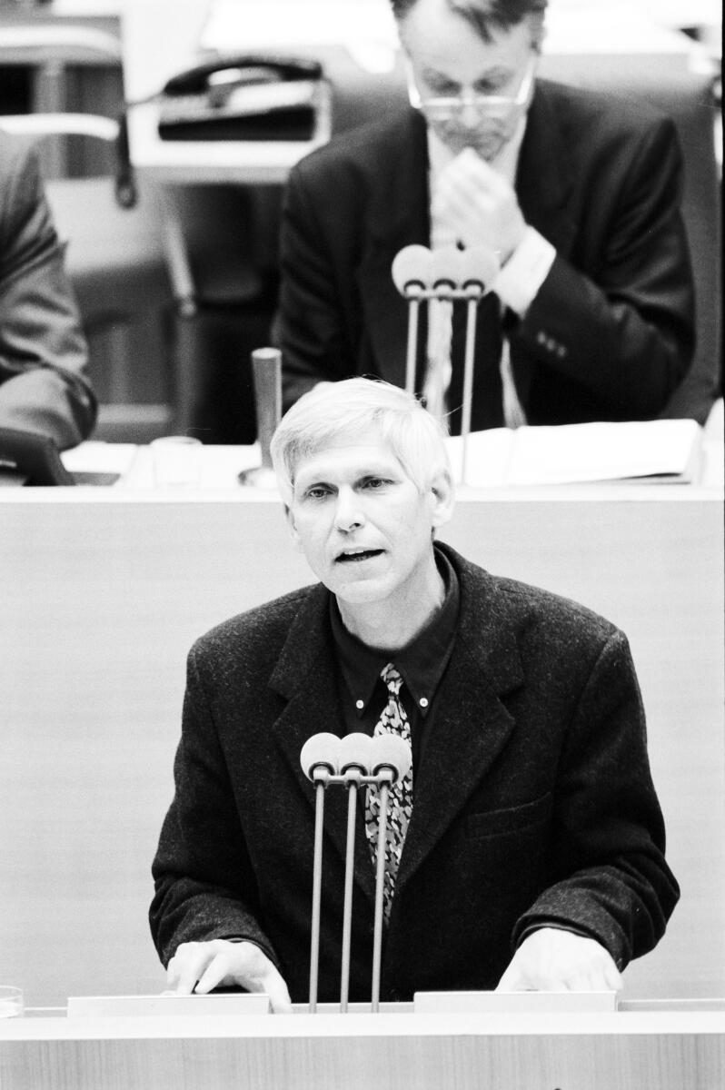 Plenardebatte zur Deutsch-Tschechische Erklärung über die gegenseitigen Beziehungen und deren künftige Entwicklung am 30.01.1997 im Wasserwerk in Bonn.; Gert Weisskirchen, SPD, MdB am Rednerpult. Im Hintergrund Bundestagsvizepräsident Hans- Ulrich Klose SPD; Tschechische Republik, Aussöhnung, Bundestagsabgeordneter, Abgeordneter Weisskirchen, Gert; Klose, Hans-Ulrich Plenardebatte zur Deutsch-Tschechische Erklärung über die gegenseitigen Beziehungen und deren künftige Entwicklung am 30.01.1997 im Wasserwerk in Bonn.; Gert Weisskirchen, SPD, MdB am Rednerpult. Im Hintergrund Bundestagsvizepräsident Hans- Ulrich Klose SPD; Tschechische Republik, Aussöhnung, Bundestagsabgeordneter, Abgeordneter