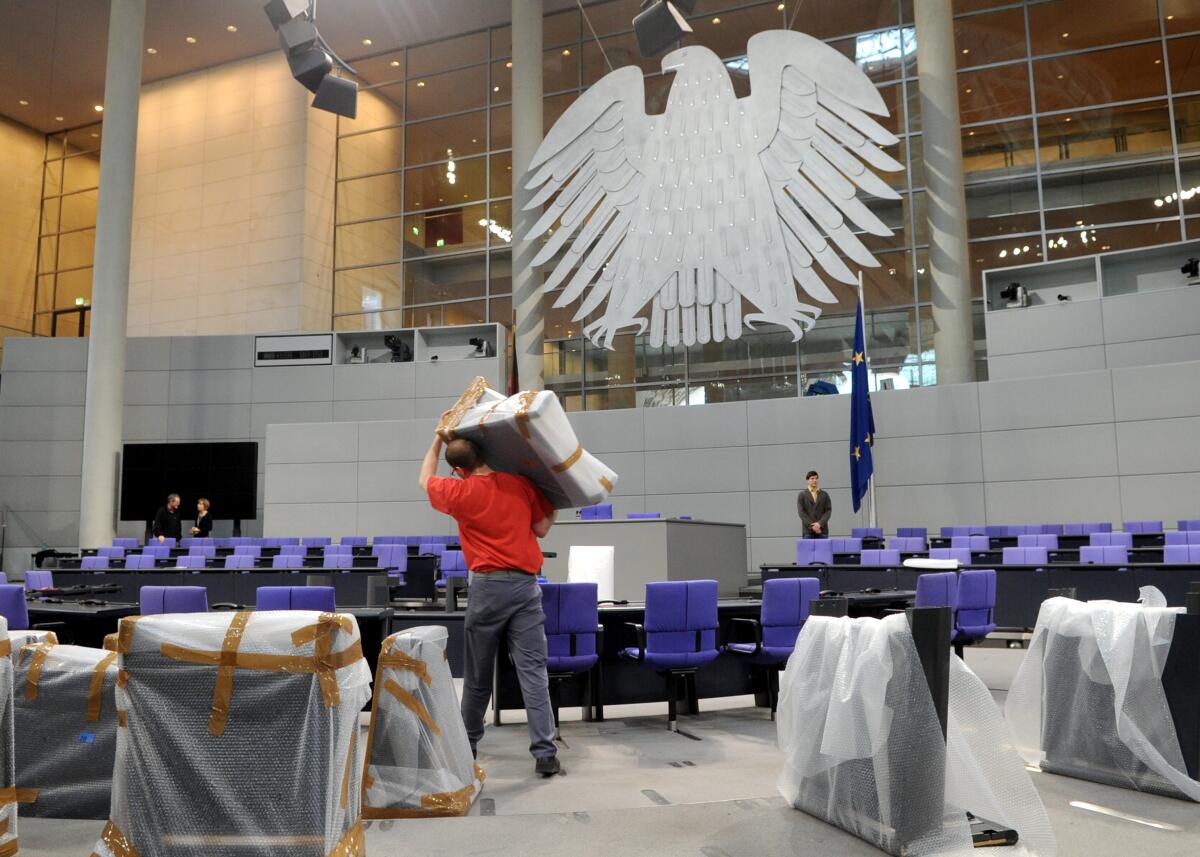 Für die 15. Bundesversammlung wird der Plenarsaal des Deutschen Bundestages umgebaut.; Umbau, Plenum, Handwerker, Möbel, Mobiliar, Bundesadler, Adler. Für die 15. Bundesversammlung wird der Plenarsaal des Deutschen Bundestages umgebaut.; Umbau, Plenum, Handwerker, Möbel, Mobiliar, Bundesadler, Adler.