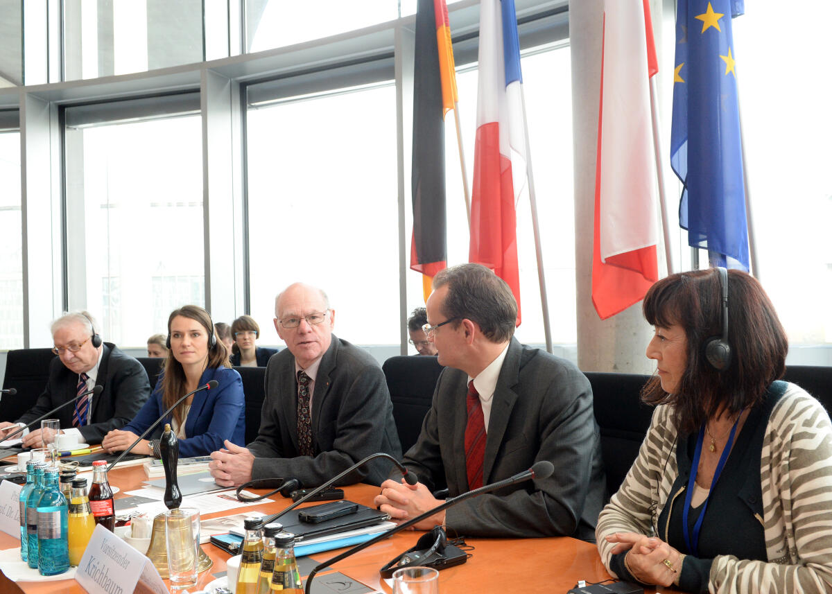 Lammert, Norbert; Krichbaum, Gunther Bundestagspräsident Prof. Dr. Norbert Lammert, (mitte), CDU/CSU, spricht zu den Teilnehmern des Treffens der EU-Ausschüsse des Deutschen Bundestages, der französischen Assemblée national sowie des polnischen Senats und Sejms, ein Grußwort. Die Sitzung wird vom Vorsitzenden des Ausschusses des Deutschen Bundestages für die Angelegenheiten der Europäischen Union, Gunther Krichbaum, (2.v.re), CDU/CSU, geleitet.