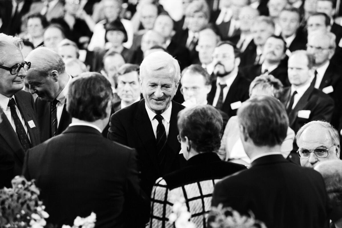 9. Bundesversammlung in der Bonner Beethovenhalle am 23. Mai 1989. Dr. Richard von Weizsäcker im Gespräch mit Mitgliedern der Bundesversammlung, u.a. Dr. Wolfgang Dregger. Weizsäcker, Richard von; Kohl, Helmut; Dregger, Wolfgang 9. Bundesversammlung in der Bonner Beethovenhalle am 23. Mai 1989. Dr. Richard von Weizsäcker im Gespräch mit Mitgliedern der Bundesversammlung, u.a. Dr. Wolfgang Dregger.