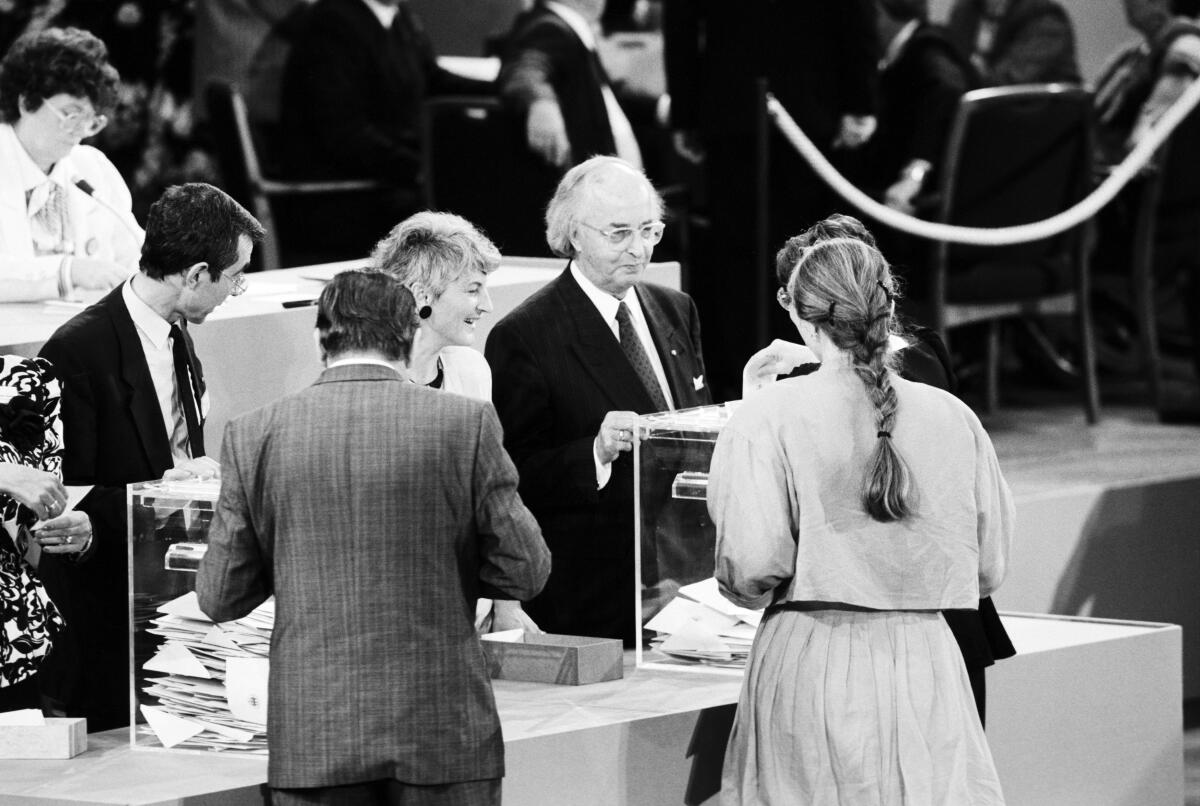9. Bundesversammlung in der Bonner Beethovenhalle am 23. Mai 1989. Mitglieder der Bundesversammlung geben Ihre Stimme ab. Hinter der Urne die Schriftführer Hannelore Saibold und Gerhard Schulze.; Bundesversammlung, Wahl, Wahlvorgang, Abstimmung, Bundespräsident Schulze, Gerhard; Saibold, Hannelore 9. Bundesversammlung in der Bonner Beethovenhalle am 23. Mai 1989. Mitglieder der Bundesversammlung geben Ihre Stimme ab. Hinter der Urne die Schriftführer Hannelore Saibold und Gerhard Schulze.; Bundesversammlung, Wahl, Wahlvorgang, Abstimmung, Bundespräsident