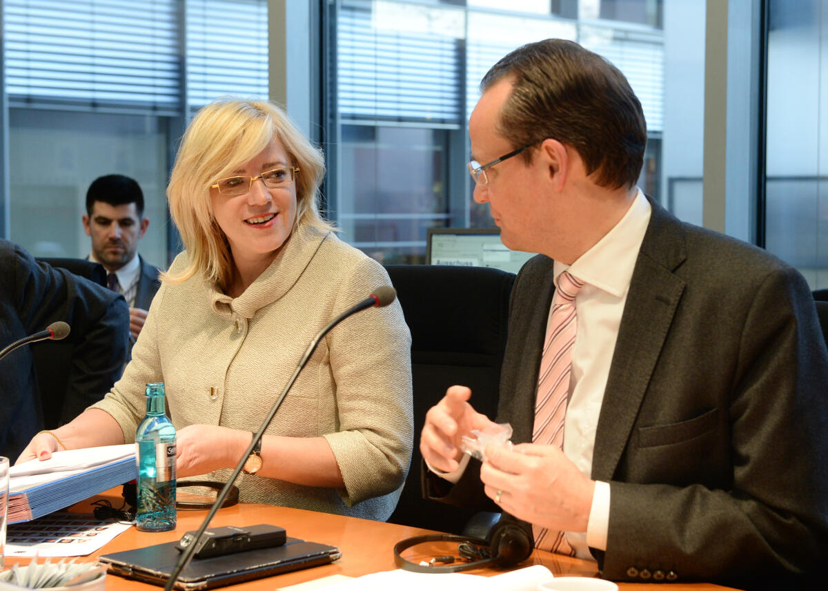 Krichbaum, Gunther; Cretu, Corina EU-Kommissarin Corina Cretu ist zu Gast beim Ausschuss des Deutschen Bundestages für die Angelegenheiten der Europäischen Union. Gunther Krichbaum, CDU/CSU, Vorsitzender des Ausschusses, leitet die Sitzung.