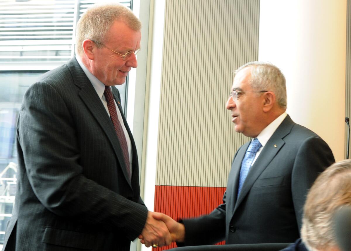 Dr. Salam Fayyad, (re), Premierminister der Palästinensischen Autonomiebehörde, ist zu einem Gespräch zu Gast im Auswärtigen Ausschuss des Deutschen Bundestages. Die Ausschusssitzung wird von dem Vorsitzenden des Ausschusses, Ruprecht Polenz, (li), CDU/CSU, geleitet. Polenz, Ruprecht; Fayyad, Salam Dr. Salam Fayyad, (re), Premierminister der Palästinensischen Autonomiebehörde, ist zu einem Gespräch zu Gast im Auswärtigen Ausschuss des Deutschen Bundestages. Die Ausschusssitzung wird von dem Vorsitzenden des Ausschusses, Ruprecht Polenz, (li), CDU/CSU, geleitet.