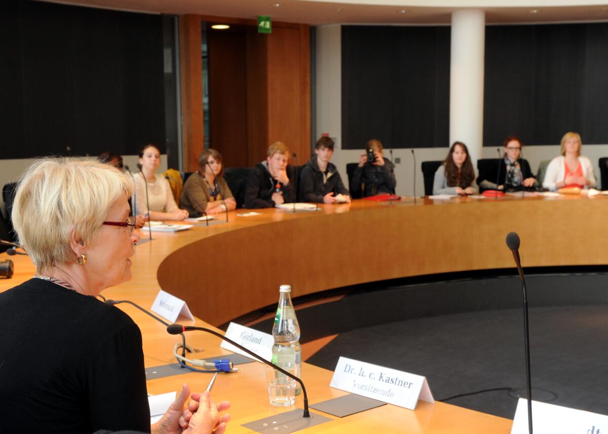 Teilnehmer des Jugendmedienworkshops des Deutschen Bundestages sind zu Gast beim Verteidigungsausschuss des Bundestages. Dr. h. c. Susanne Kastner, (li), SPD, Vorsitzende des Ausschusses begrüßt die Gäste und leitet durch die Gesprächsrunde. Kastner, Susanne Teilnehmer des Jugendmedienworkshops des Deutschen Bundestages sind zu Gast beim Verteidigungsausschuss des Bundestages. Dr. h. c. Susanne Kastner, (li), SPD, Vorsitzende des Ausschusses begrüßt die Gäste und leitet durch die Gesprächsrunde.