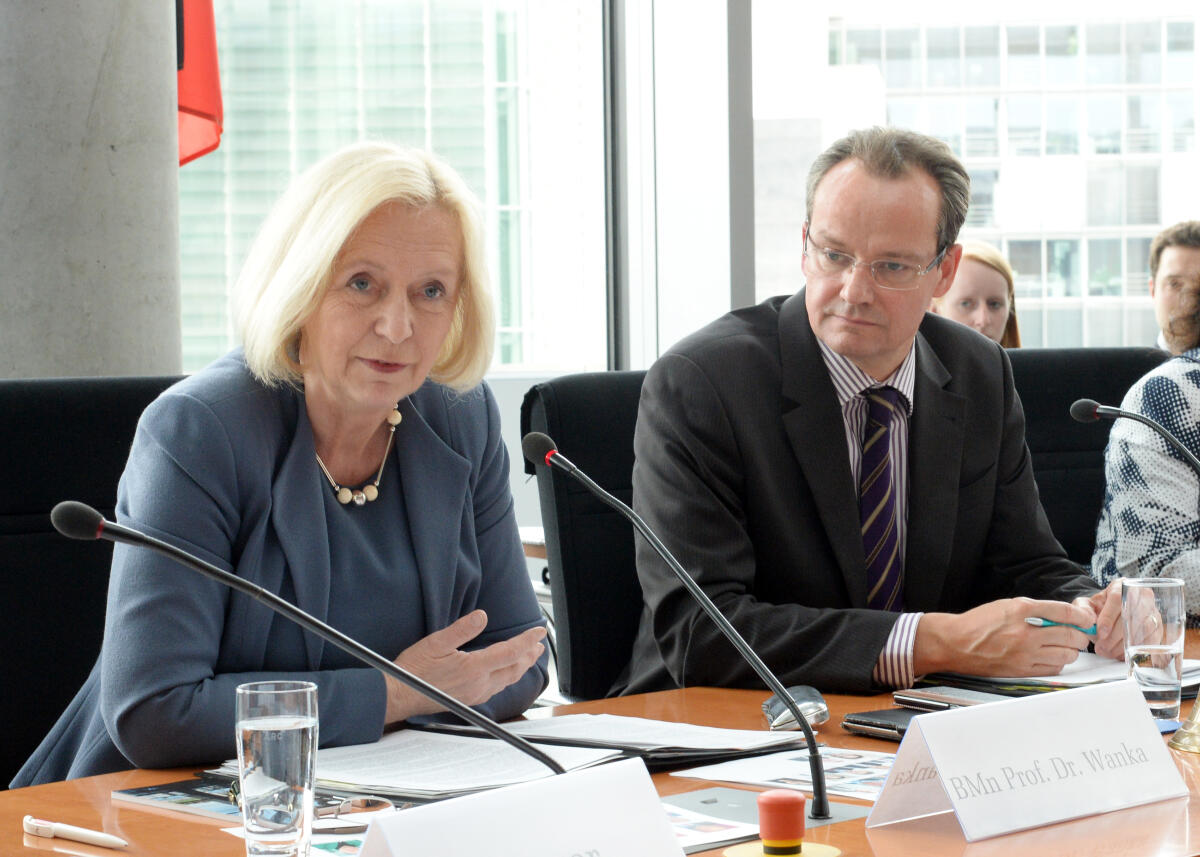 Krichbaum, Gunther; Wanka, Johanna Gunther Krichbaum, CDU/CSU, Vorsitzender des Ausschusses des Deutschen Bundestages für die Angelegenheiten der Europäischen Union, begrüßt die Bundesministerin für Bildung und Forschung, Prof. Dr. Johanna Wanka, CDU/CSU, die an der Ausschusssitzung teil nimmt.