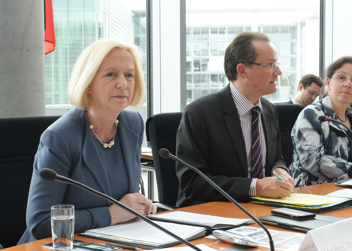 Gunther Krichbaum, CDU/CSU, Vorsitzender des Ausschusses des Deutschen Bundestages für die Angelegenheiten der Europäischen Union, begrüßt die Bundesministerin für Bildung und Forschung, Prof. Dr. Johanna Wanka, CDU/CSU, die an der Ausschusssitzung teil nimmt. Krichbaum, Gunther; Wanka, Johanna Gunther Krichbaum, CDU/CSU, Vorsitzender des Ausschusses des Deutschen Bundestages für die Angelegenheiten der Europäischen Union, begrüßt die Bundesministerin für Bildung und Forschung, Prof. Dr. Johanna Wanka, CDU/CSU, die an der Ausschusssitzung teil nimmt.