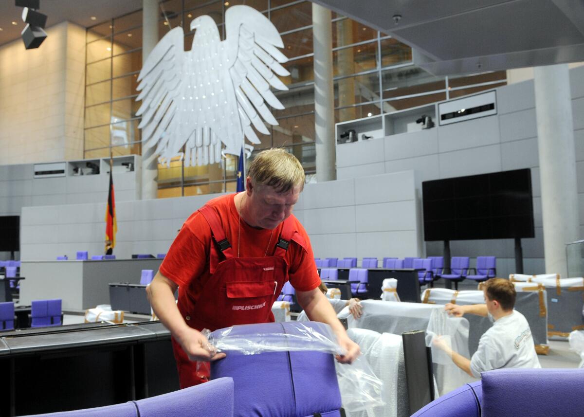Für die 15. Bundesversammlung wird der Plenarsaal des Deutschen Bundestages umgebaut.; Umbau, Plenum, Handwerker, Möbel, Mobiliar, Bundesadler, Adler. Für die 15. Bundesversammlung wird der Plenarsaal des Deutschen Bundestages umgebaut.; Umbau, Plenum, Handwerker, Möbel, Mobiliar, Bundesadler, Adler.