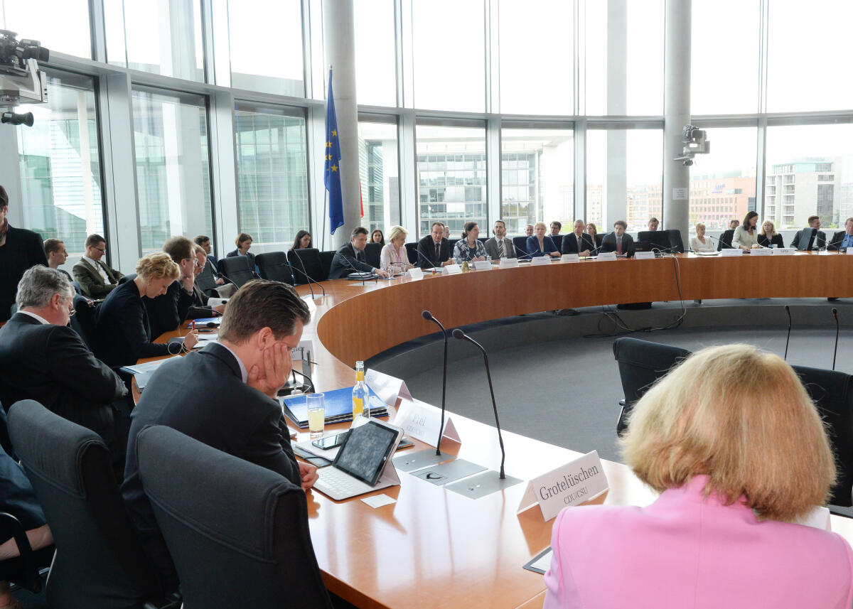 Krichbaum, Gunther; Leyen, Ursula von der Gunther Krichbaum, CDU/CSU, Vorsitzender des Ausschusses des Deutschen Bundestages für die Angelegenheiten der Europäischen Union, begrüßt die Verteidigungsministerin Dr. Ursula von der Leyen, CDU/CSU, die an der Ausschusssitzung teil nimmt.; Übersicht.