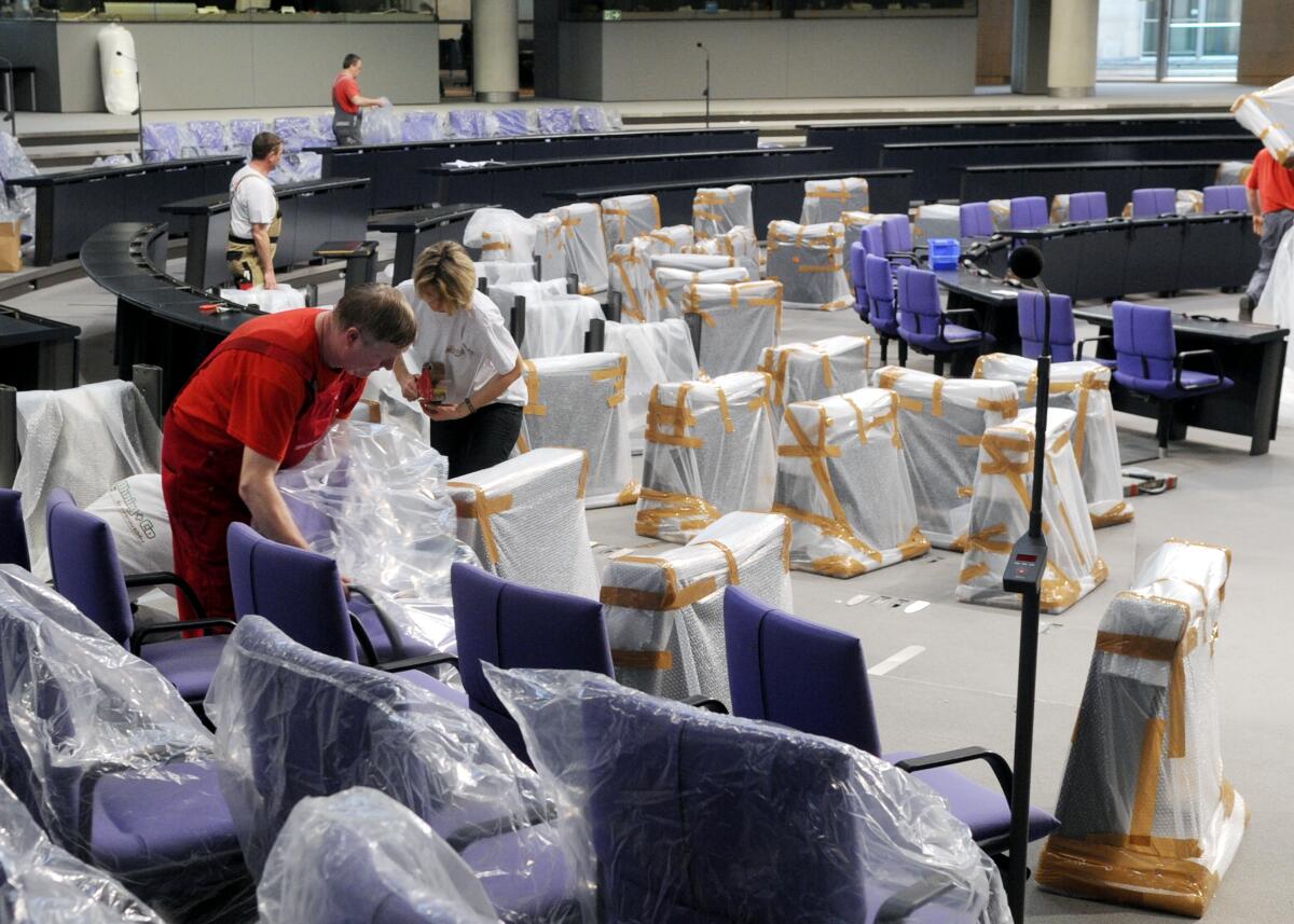 Für die 15. Bundesversammlung wird der Plenarsaal des Deutschen Bundestages umgebaut.; Umbau, Plenum, Handwerker, Möbel, Mobiliar. Für die 15. Bundesversammlung wird der Plenarsaal des Deutschen Bundestages umgebaut.; Umbau, Plenum, Handwerker, Möbel, Mobiliar.
