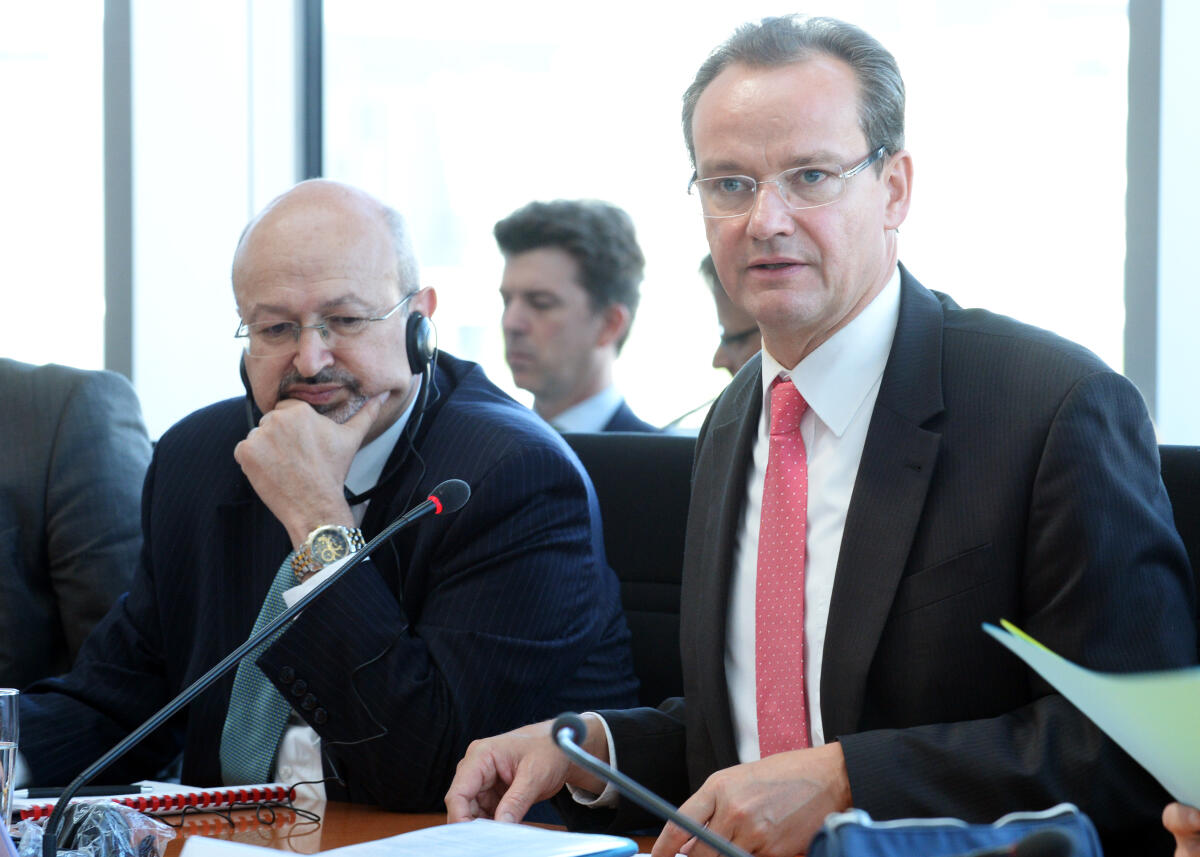 Krichbaum, Gunther; Zannier, Lamberto Dr. Lamberto Zannier, (li), Generalsekretär der Organisation für Sicherheit und Zusammenarbeit in Europa, (OSZE), ist zu Gast beim Ausschuss des Deutschen Bundestages für die Angelegenheiten der Europäischen Union. Gunther Krichbaum, (re), CDU/CSU, Vorsitzender des Ausschusses, leitet die Sitzung.