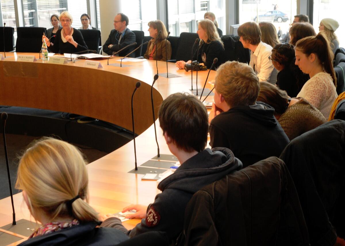 Teilnehmer des Jugendmedienworkshops des Deutschen Bundestages sind zu Gast beim Verteidigungsausschuss des Bundestages. Dr. h. c. Susanne Kastner, (hinten li), SPD, Vorsitzende des Ausschusses begrüßt die Gäste und leitet durch die Gesprächsrunde.; Übersicht. Kastner, Susanne Teilnehmer des Jugendmedienworkshops des Deutschen Bundestages sind zu Gast beim Verteidigungsausschuss des Bundestages. Dr. h. c. Susanne Kastner, (hinten li), SPD, Vorsitzende des Ausschusses begrüßt die Gäste und leitet durch die Gesprächsrunde.; Übersicht.