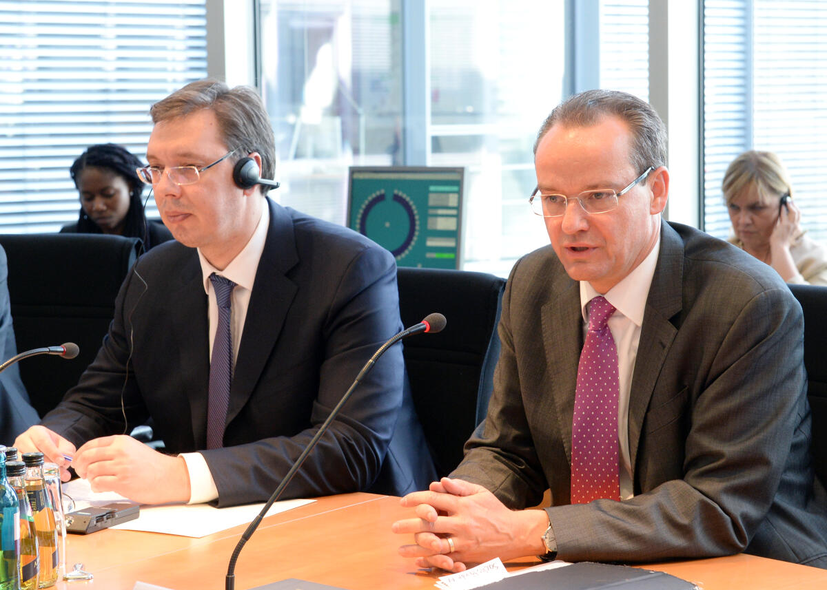 Gunther Krichbaum, (re), CDU/CSU, Vorsitzender des Ausschusses des Deutschen Bundestages für die Angelegenheiten der Europäischen Union, empfängt den Ministerpräsidenten der Republik Serbien, S. E. Aleksandar Vucic, (li), zu einem Gespräch im Ausschuss.; Ministerpräsident, Geste, Gestik, Mikrofone, Übersetzung. Krichbaum, Gunther; Vucic, Aleksandar Gunther Krichbaum, (re), CDU/CSU, Vorsitzender des Ausschusses des Deutschen Bundestages für die Angelegenheiten der Europäischen Union, empfängt den Ministerpräsidenten der Republik Serbien, S. E. Aleksandar Vucic, (li), zu einem Gespräch im Ausschuss.; Ministerpräsident, Geste, Gestik, Mikrofone, Übersetzung.