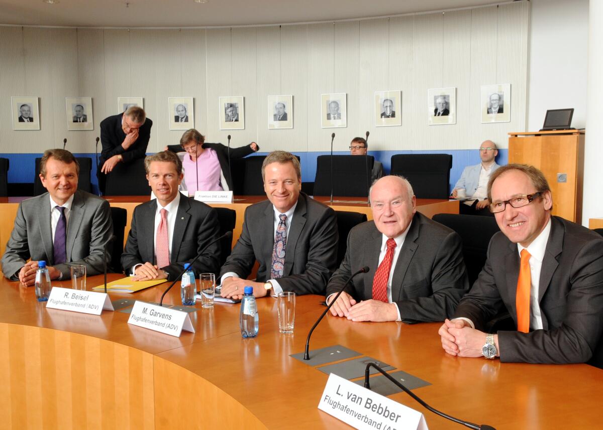 Zur 65. Sitzung des Ausschusses des Deutschen Bundestages für Wirtschaft und Technologie sind Ralph Beisel, (2.v.li), Hauptgeschäftsführer des Flughafenverbandes ADV, Michael Garvens, (3.v.li), Mitglied des ADV-Präsidiums und Vorsitzender der Geschäftsführung des Flughafens Köln-Bonn, und Ludger van Bebber, (re), Geschäftsführer des Flughafens Weeze/Niederrhein, zu einem Gespräch eingeladen. Die Sitzung wird von dem Ausschussvorsitzenden Ernst Hinsken, (2.v.re), CDU/CSU, geleitet. Links im Bild: Martin Dörmann, SPD, Mitglied des Ausschusses. Hinsken, Ernst; Dörmann, Martin; Garvens, Michael; Beisel, Ralph; Bebber, Ludger van Zur 65. Sitzung des Ausschusses des Deutschen Bundestages für Wirtschaft und Technologie sind Ralph Beisel, (2.v.li), Hauptgeschäftsführer des Flughafenverbandes ADV, Michael Garvens, (3.v.li), Mitglied des ADV-Präsidiums und Vorsitzender der Geschäftsführung des Flughafens Köln-Bonn, und Ludger van Bebber, (re), Geschäftsführer des Flughafens Weeze/Niederrhein, zu einem Gespräch eingeladen. Die Sitzung wird von dem Ausschussvorsitzenden Ernst Hinsken, (2.v.re), CDU/CSU, geleitet. Links im Bild: Martin Dörmann, SPD, Mitglied des Ausschusses.