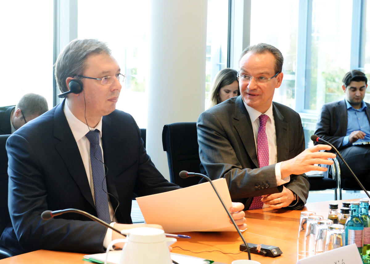 Gunther Krichbaum, (re), CDU/CSU, Vorsitzender des Ausschusses des Deutschen Bundestages für die Angelegenheiten der Europäischen Union, empfängt den Ministerpräsidenten der Republik Serbien, S. E. Aleksandar Vucic, (li), zu einem Gespräch im Ausschuss.; Ministerpräsident, Geste, Gestik, Mikrofone, Übersetzung. Krichbaum, Gunther; Vucic, Aleksandar Gunther Krichbaum, (re), CDU/CSU, Vorsitzender des Ausschusses des Deutschen Bundestages für die Angelegenheiten der Europäischen Union, empfängt den Ministerpräsidenten der Republik Serbien, S. E. Aleksandar Vucic, (li), zu einem Gespräch im Ausschuss.; Ministerpräsident, Geste, Gestik, Mikrofone, Übersetzung.