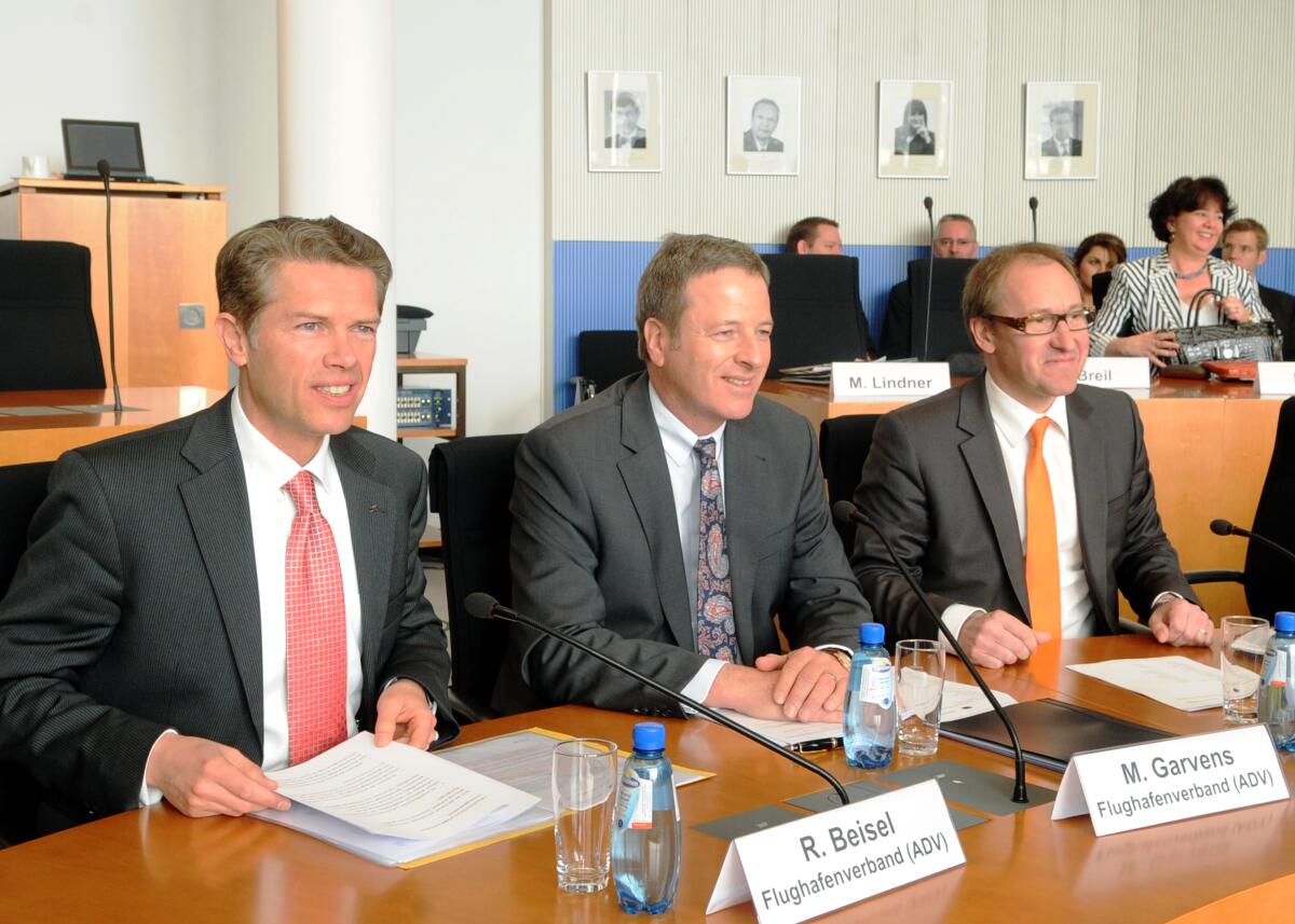 Zur 65. Sitzung des Ausschusses des Deutschen Bundestages für Wirtschaft und Technologie sind Ralph Beisel, (li), Hauptgeschäftsführer des Flughafenverbandes ADV, Michael Garvens, (mitte), Mitglied des ADV-Präsidiums und Vorsitzender der Geschäftsführung des Flughafens Köln-Bonn, und Ludger van Bebber, (re), Geschäftsführer des Flughafens Weeze/Niederrhein, zu einem Gespräch eingeladen. Die Sitzung wird von dem Ausschussvorsitzenden Ernst Hinsken, CDU/CSU, geleitet. Garvens, Michael; Beisel, Ralph; Bebber, Ludger van Zur 65. Sitzung des Ausschusses des Deutschen Bundestages für Wirtschaft und Technologie sind Ralph Beisel, (li), Hauptgeschäftsführer des Flughafenverbandes ADV, Michael Garvens, (mitte), Mitglied des ADV-Präsidiums und Vorsitzender der Geschäftsführung des Flughafens Köln-Bonn, und Ludger van Bebber, (re), Geschäftsführer des Flughafens Weeze/Niederrhein, zu einem Gespräch eingeladen. Die Sitzung wird von dem Ausschussvorsitzenden Ernst Hinsken, CDU/CSU, geleitet.