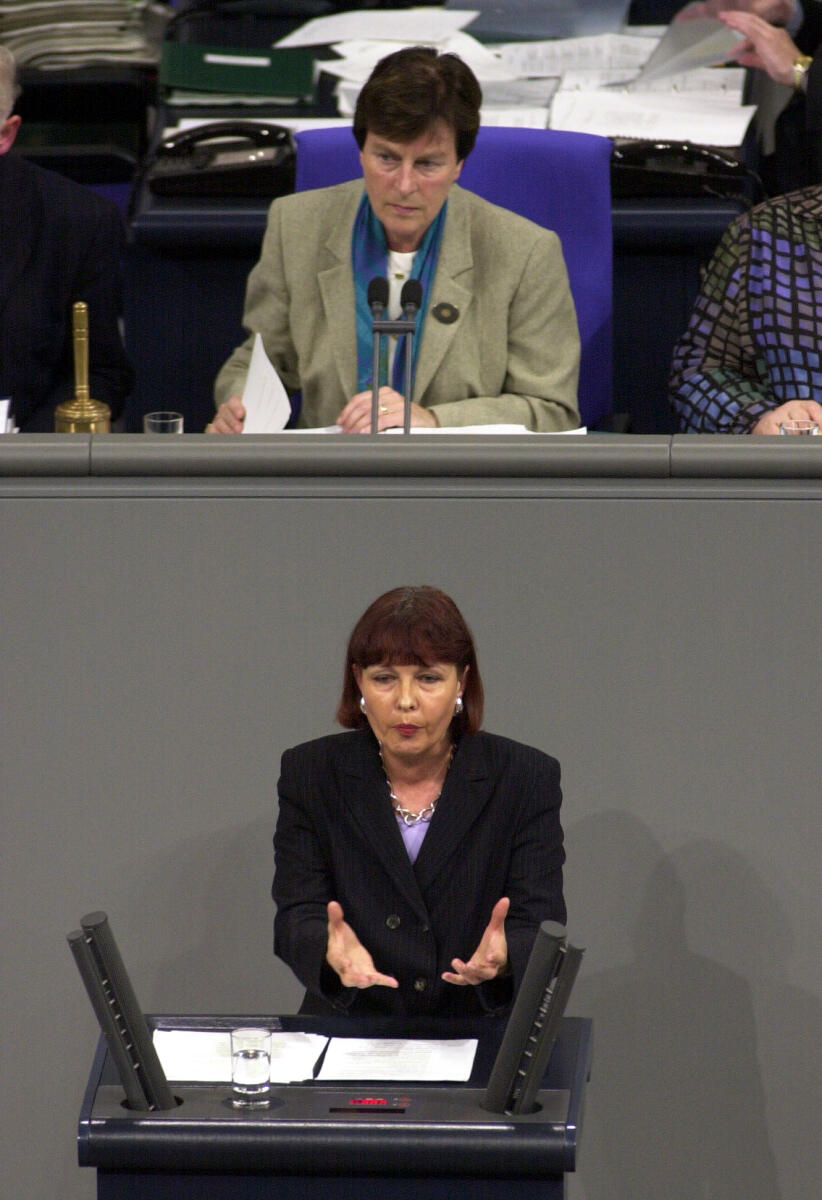 Rehbock-Zureich, Karin; Fuchs, Anke Karin Rehbock-Zureich, SPD, MdB, Rede im Deutschen Bundestag, 195. Sitzung.; Vorsitz: Bundestagsvizepräsidentin Anke Fuchs, SPD.; Bundestagsabgeordneter, Abgeordneter, Vizepräsidentin, Plenum, Rednerpult
