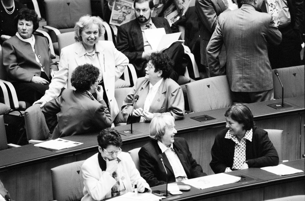 Böhmer, Maria Dr. Maria Böhmer, CDU/CSU, MdB (stehend) unterhält sich mit ihren Fraktionskolleginnen während der Wahl des Bundeskanzlers Helmut Kohl, der am 15.11.1994 vom Bundestag zum fünften Mal zum Bundeskanzler der Bundesrepublik Deutschland gewählt wird.; Bundestagsabgeordnete, Abgeordnete, Gespräch