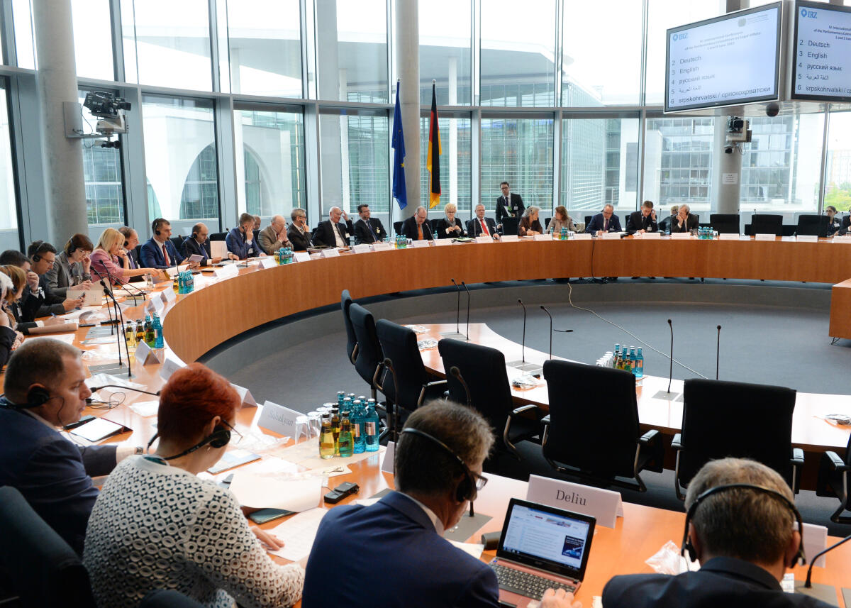 Renate Künast, Bündnis 90/Die Grünen, Vorsitzende des Ausschusses des Deutschen Bundestages für Recht und Verbraucherschutz, eröffnet die 4. Internationale Konferenz der parlamentarischen Rechtsausschüsse, organisiert von der Deutschen Stiftung für internationale Rechtliche Zusammenarbeit e. V. und des Bundestagsrechtsausschusses.; Übersicht. Renate Künast, Bündnis 90/Die Grünen, Vorsitzende des Ausschusses des Deutschen Bundestages für Recht und Verbraucherschutz, eröffnet die 4. Internationale Konferenz der parlamentarischen Rechtsausschüsse, organisiert von der Deutschen Stiftung für internationale Rechtliche Zusammenarbeit e. V. und des Bundestagsrechtsausschusses.; Übersicht.