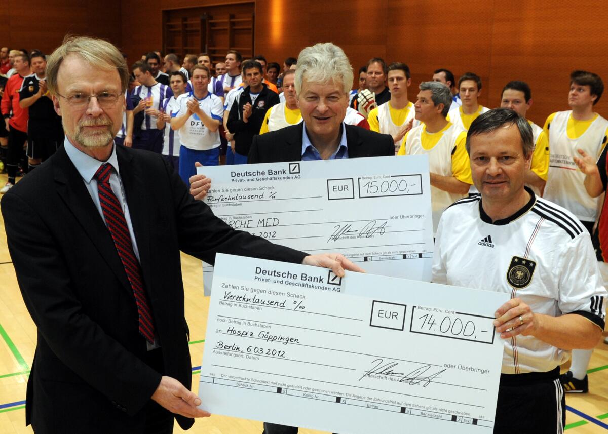 Semmler, Harro; Riegert, Klaus 9. Benefiz Hallenfussballturnier des Deutschen Bundestages. Staatssekretär Harro Semmler, (li), Direktor beim Deutschen Bundestag, hier bei der Scheckübergabe, eröffnet die Sportveranstaltung. Der Erlös der gegeneinander antretenden Mannschaften aus Politik und Wirtschaft kommt humanitären Hilfsprojekten zugute. Rechts der Vorsitzende der Sportgemeinschaft Deutscher Bundestag e. V., Klaus Riegert, CDU/CSU.