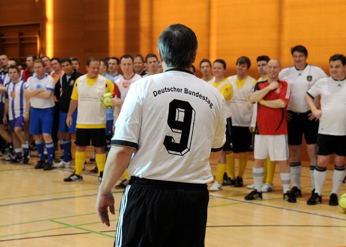 Riegert, Klaus 9. Benefiz Hallenfussballturnier des Deutschen Bundestages. Staatssekretär Harro Semmler, Direktor beim Deutschen Bundestag, eröffnet die Sportveranstaltung. Der Erlös der gegeneinander antretenden Mannschaften aus Politik und Wirtschaft kommt humanitären Hilfsprojekten zugute. Hier Klaus Riegert, CDU/CSU, dem Vorsitzenden der Sportgemeinschaft Deutscher Bundestag e. V.