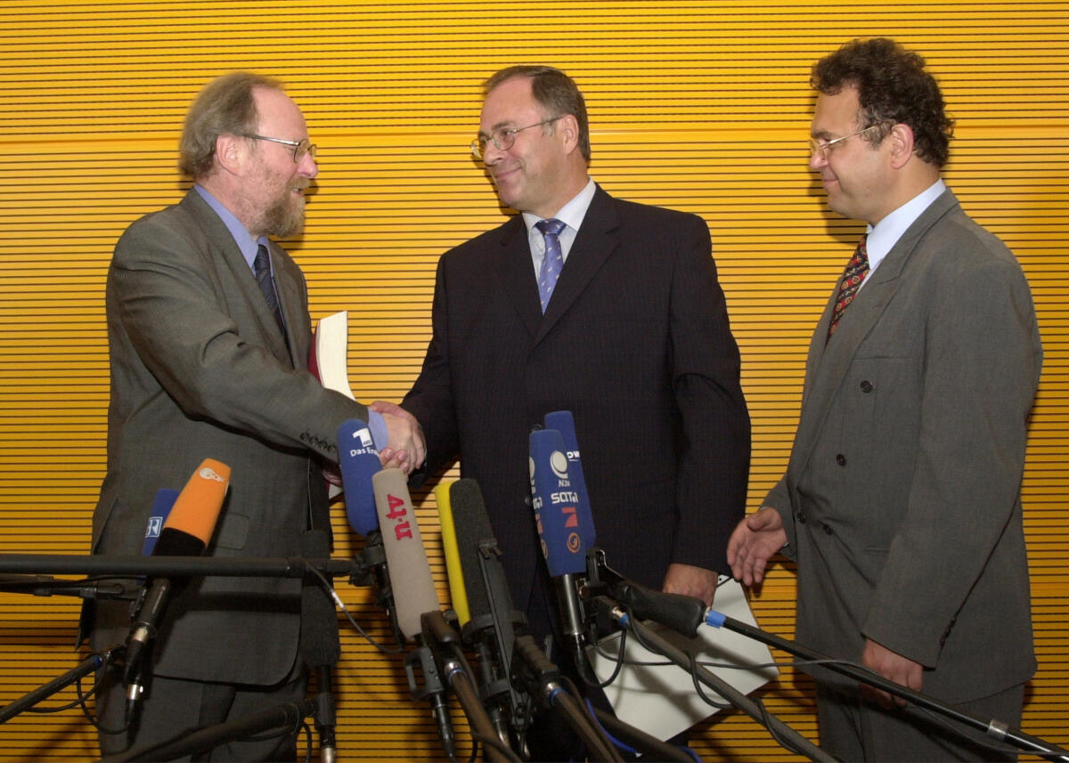 Thierse, Wolfgang; Neumann, Volker Bundestagspräsident Wolfgang Thierse, SPD, (li.), nimmt Schlussbericht des 1. Untersuchungsausschuss "Parteifinanzierung" durch den Vorsitzenden Volker Neumann, SPD, (mi.), entgegen.; Händeschütteln, Geste, Gestik