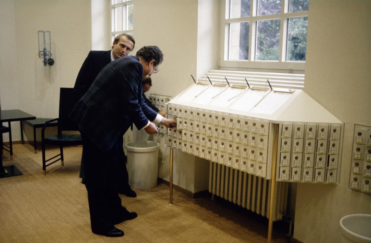 Bundestagsabgeordnete in der Lobby des umgebauten Bonner Wasserwerkes, in dem sich der vorübergehende Plenarsaal des Deutschen Bundestages befindet. Bundestagsabgeordnete in der Lobby des umgebauten Bonner Wasserwerkes, in dem sich der vorübergehende Plenarsaal des Deutschen Bundestages befindet.