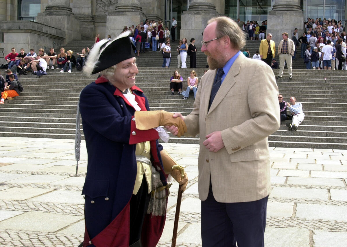 Thierse, Wolfgang; Kappelt, Olaf Bundestagspräsident Wolfgang Thierse, SPD, begrüßt Olaf Kappelt alias Friedrich König, der Touristen durch das historische Berlin führt.; Begrüßung, Touristen, Führung