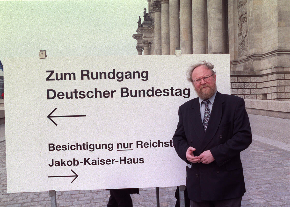 Bundestagspräsident Wolfgang Thierse, SPD, während des Rundganges während der "Tage der Ein- und Ausblicke" des Deutschen Bundestages.; Schild, Hinweisschild, Hinweis Thierse, Wolfgang Bundestagspräsident Wolfgang Thierse, SPD, während des Rundganges während der "Tage der Ein- und Ausblicke" des Deutschen Bundestages.; Schild, Hinweisschild, Hinweis