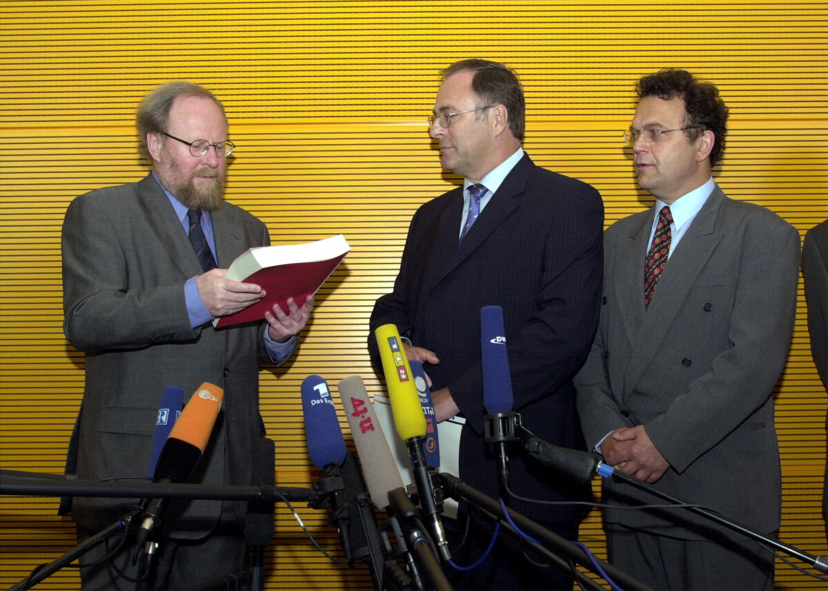 Bundestagspräsident Wolfgang Thierse, SPD, (li.), nimmt den Schlussbericht des 1. Untersuchungsausschuss "Parteifinanzierung" durch den Vorsitzenden Volker Neumann, SPD, (mi.), entgegen.; Geste, Gestik Thierse, Wolfgang; Neumann, Volker Bundestagspräsident Wolfgang Thierse, SPD, (li.), nimmt den Schlussbericht des 1. Untersuchungsausschuss "Parteifinanzierung" durch den Vorsitzenden Volker Neumann, SPD, (mi.), entgegen.; Geste, Gestik