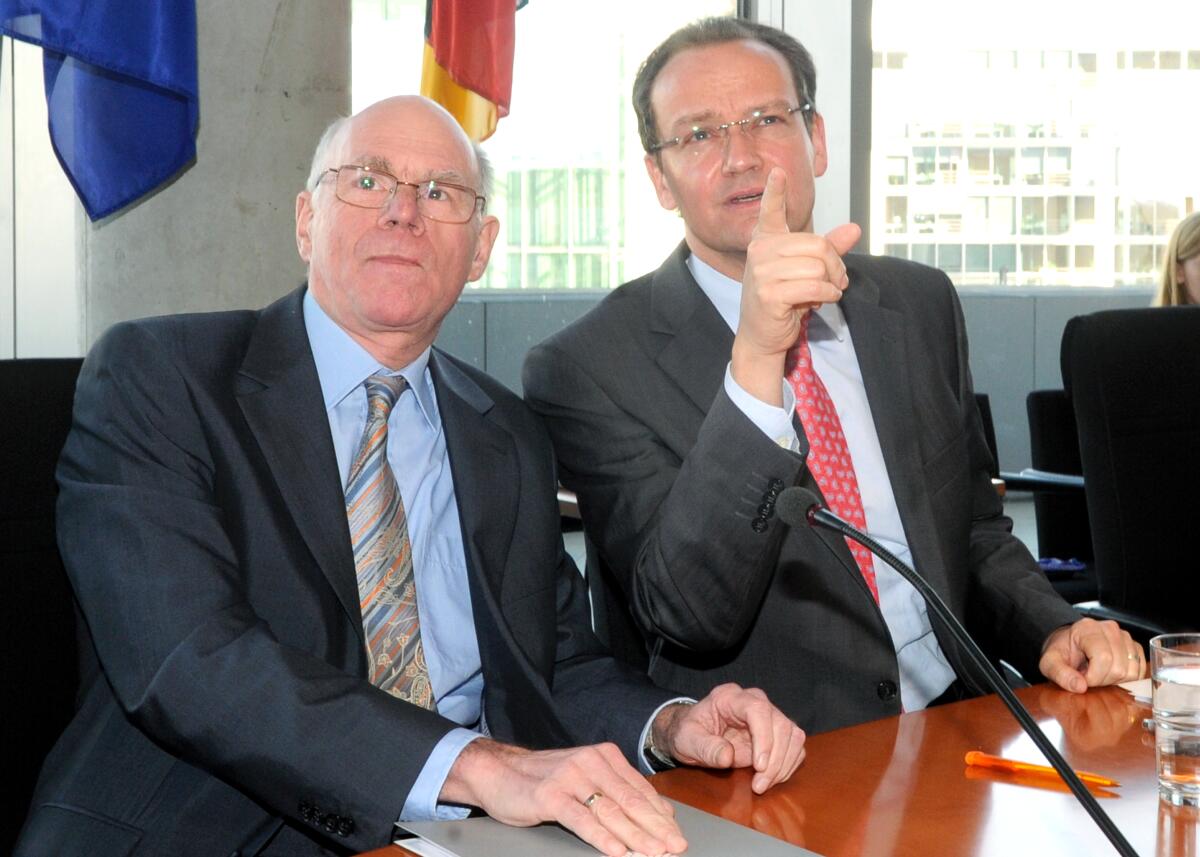 Bundestagspräsident Prof. Dr. Norbert Lammert, (li), CDU/CSU, ist zu Gast im Ausschuss des Deutschen Bundestages für die Angelegenheiten der Europäischen Union. Die Ausschusssitzung wird von dem Ausschussvorsitzenden Gunther Krichbaum, (re), CDU/CSU, geleitet. Lammert, Norbert; Krichbaum, Gunther Bundestagspräsident Prof. Dr. Norbert Lammert, (li), CDU/CSU, ist zu Gast im Ausschuss des Deutschen Bundestages für die Angelegenheiten der Europäischen Union. Die Ausschusssitzung wird von dem Ausschussvorsitzenden Gunther Krichbaum, (re), CDU/CSU, geleitet.