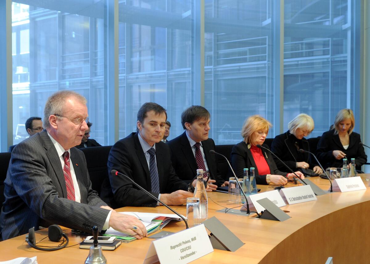 Ruprecht Polenz, (li), CDU/CSU, Vorsitzender des Auswärtigen Ausschusses des Deutschen Bundestages, empfängt eine Delegation des Auswärtigen Ausschusses des Abgeordnetenhauses des Parlaments der Tschechischen Republik, im Ausschuss.; Übersicht. Polenz, Ruprecht Ruprecht Polenz, (li), CDU/CSU, Vorsitzender des Auswärtigen Ausschusses des Deutschen Bundestages, empfängt eine Delegation des Auswärtigen Ausschusses des Abgeordnetenhauses des Parlaments der Tschechischen Republik, im Ausschuss.; Übersicht.